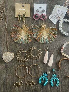 20 Piece Lot of Womens Jewelry Earrings Necklaces Bracelets Malas